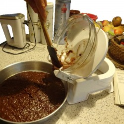 Système à bascule pour cuisiner d'une seule main en versant un récipient dans un moule à gâteau par exemple
